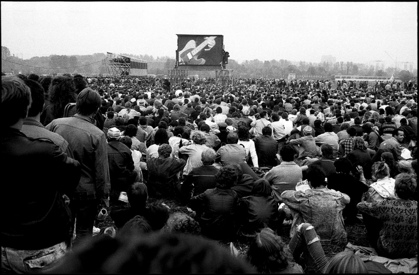Deep breath of freedom: footage of shiny rock revelry perestroika Deep breath of freedom: footage of shiny rock revelry perestroika