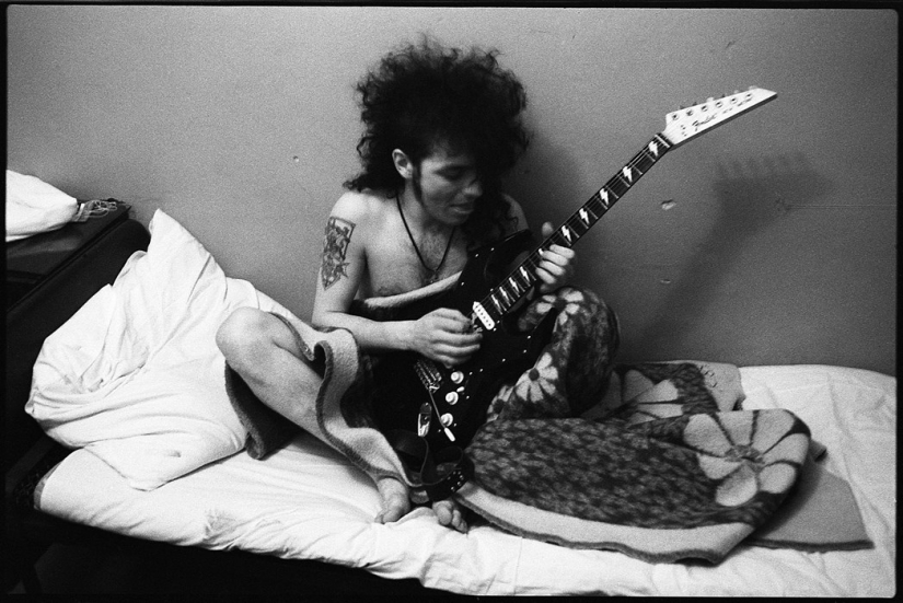 Deep breath of freedom: footage of shiny rock revelry perestroika Deep breath of freedom: footage of shiny rock revelry perestroika