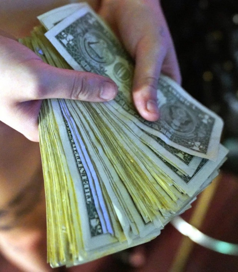 Desnudo, pero enmascarado en Wyoming después de la relajación de la cuarentena abrió un club de la tira