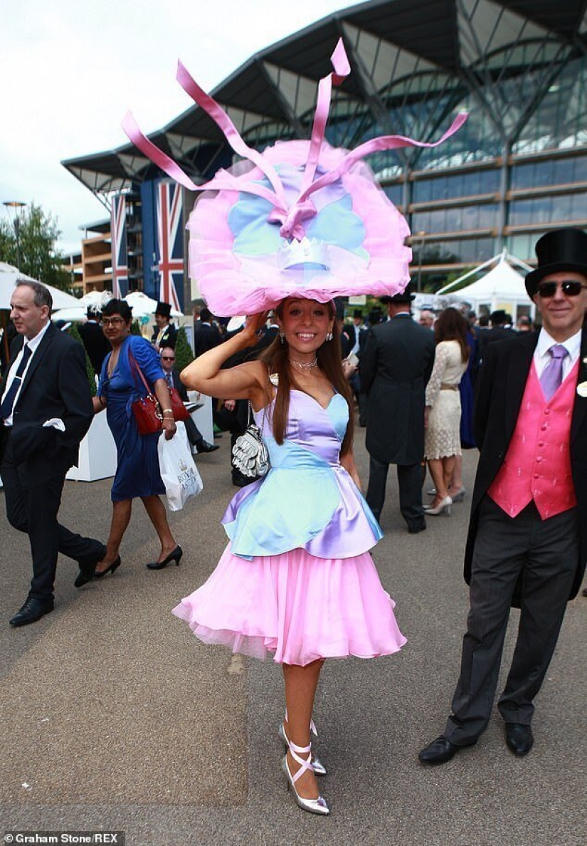 Diseñador de sombreros es un Británico de las mujeres para asistir a las carreras de Ascot de forma remota y empujar el barco cosas nuevas