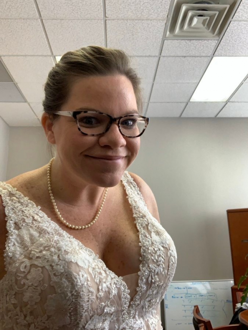 Disipar la angustia! British mujeres llevan vestidos de novia de animar a sí mismos en el aislamiento