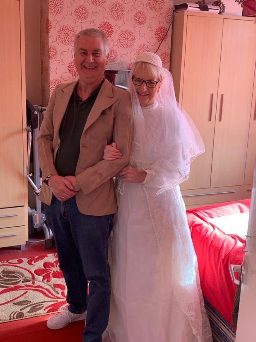 Disipar la angustia! British mujeres llevan vestidos de novia de animar a sí mismos en el aislamiento