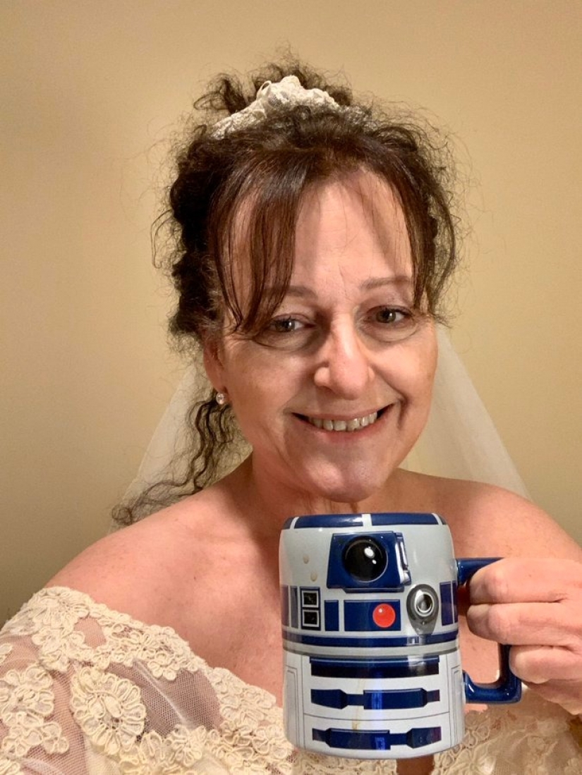 Dispel anguish! British women wear wedding dresses to cheer themselves in isolation