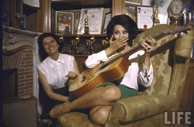 Dolce Vita: unidentified photo of a young Sophia Loren in luxury Villa