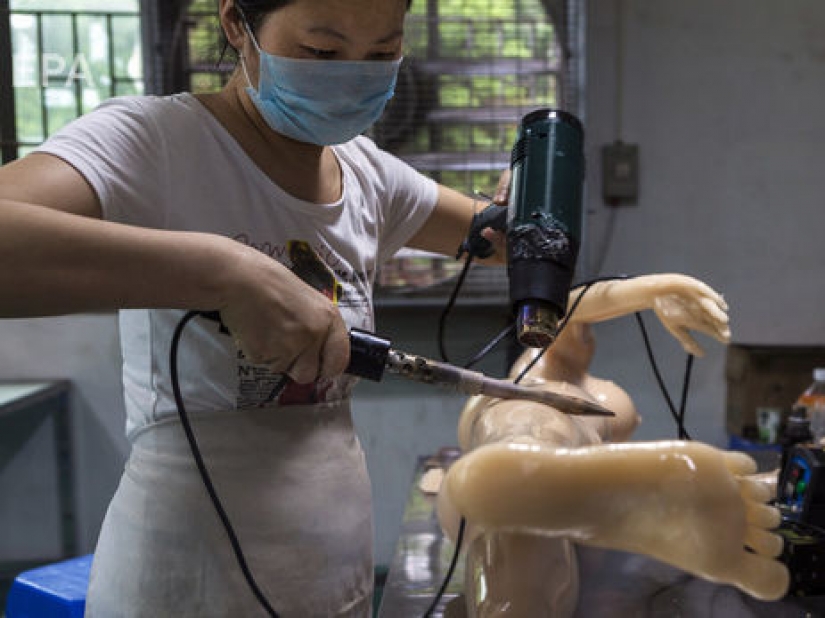 Don't throw people dolls: in Japan you can order the funeral sex toys