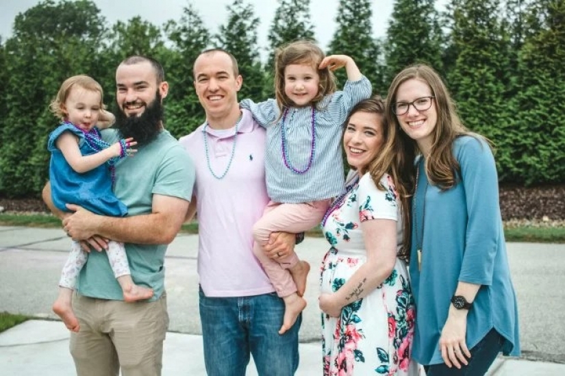 Dos hermanas casadas con dos hermanos y sus hijas se convertirá primos en la plaza