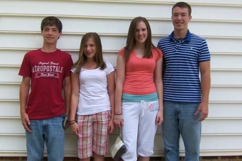 Dos hermanas casadas con dos hermanos y sus hijas se convertirá primos en la plaza Dos hermanas casadas con dos hermanos y sus hijas se convertirá primos en la plaza