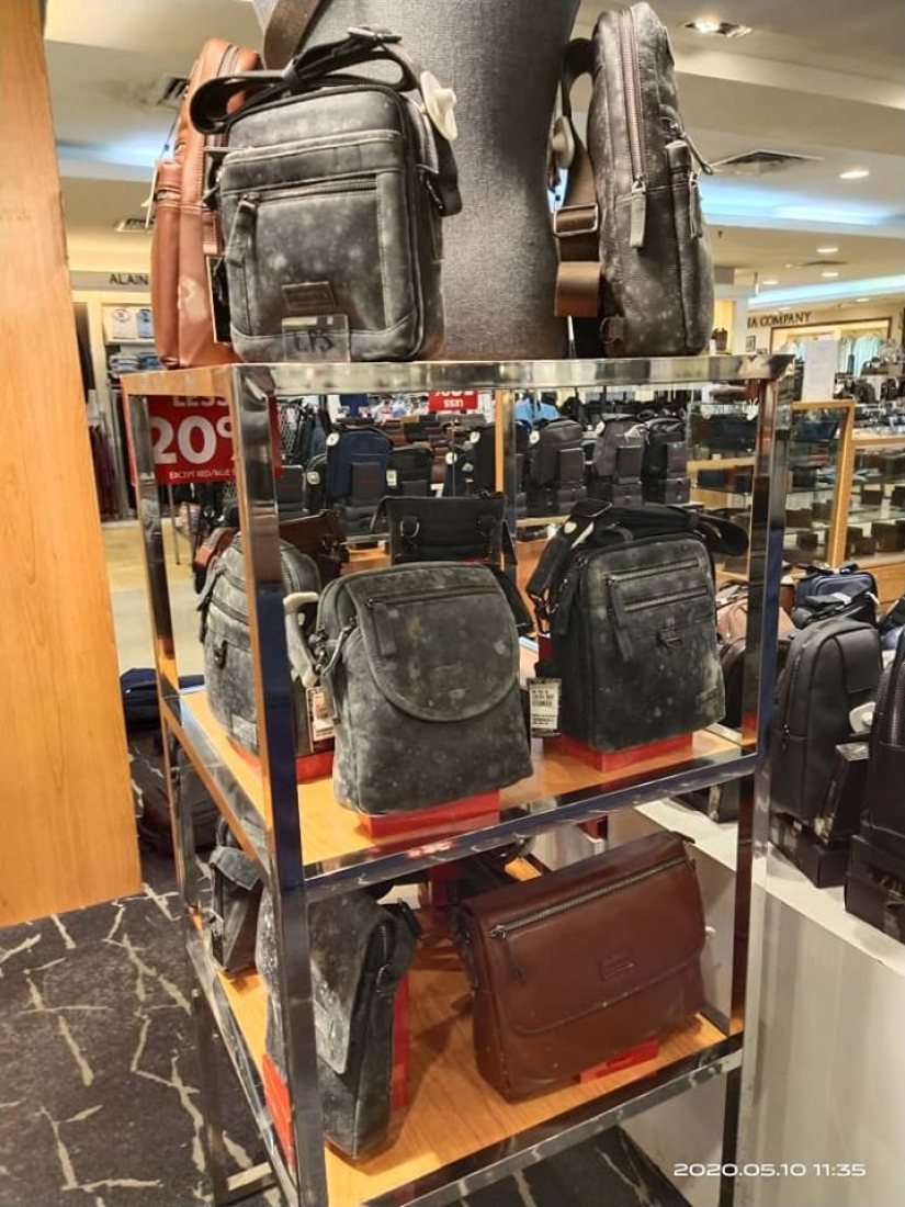 Dos meses de cuarentena de los productos en el centro comercial de Malasia fue cubierto con moho