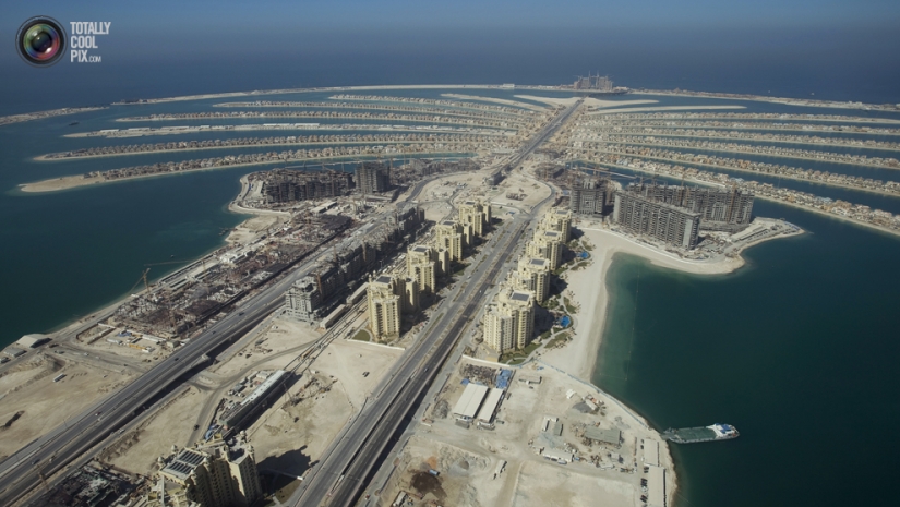 Dubai desde la altura de vuelo de los pájaros Dubai desde la altura de vuelo de los pájaros