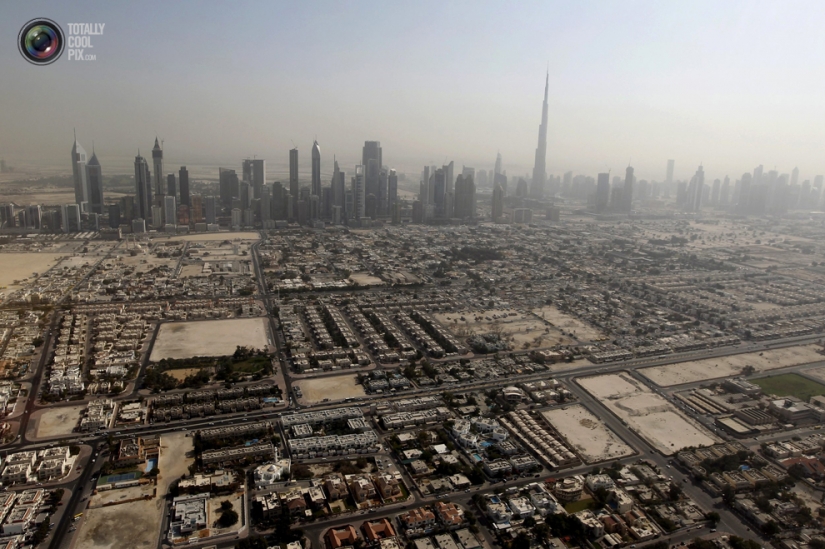 Dubai desde la altura de vuelo de los pájaros Dubai desde la altura de vuelo de los pájaros