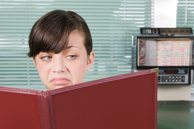 Eight stupid things that every girl does on a first date