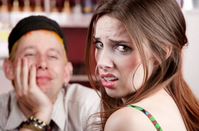Eight stupid things that every girl does on a first date