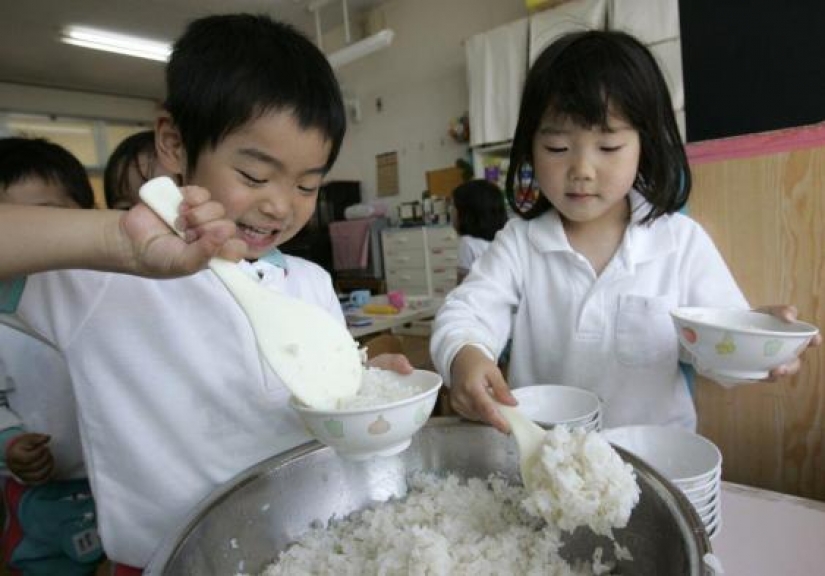 El arroz y el pescado como parte de la educación: de cómo los Japoneses a los niños a aprender a comer bien