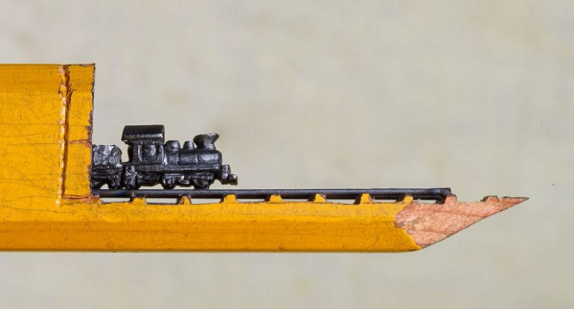 El artista cortar el lápiz pizarras de pequeñas obras maestras