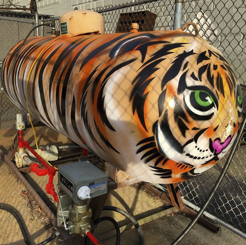 El artista de nueva York sabe tocar un Nocturno en una tubería de desagüe de la flauta El artista de nueva York sabe tocar un Nocturno en una tubería de desagüe de la flauta