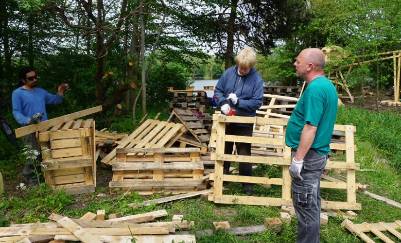 El artista pintó un mapa del tesoro y se escondió amable gigantes en los bosques de Copenhague El artista pintó un mapa del tesoro y se escondió amable gigantes en los bosques de Copenhague