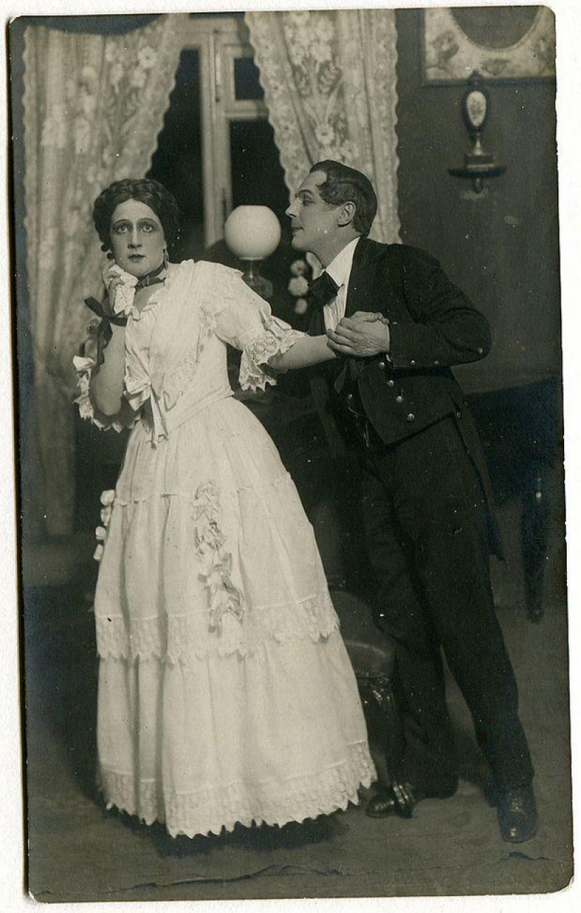 El autor de la colección de las más extrañas postales desde el pasado