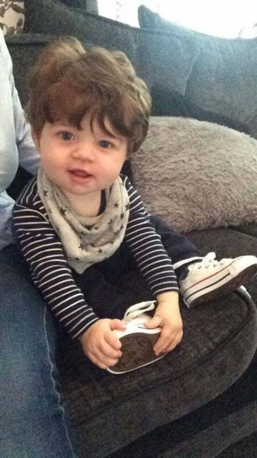 El bebé nació con el cabello grueso. Cómo se ve después de 4 años? El bebé nació con el cabello grueso. Cómo se ve después de 4 años?