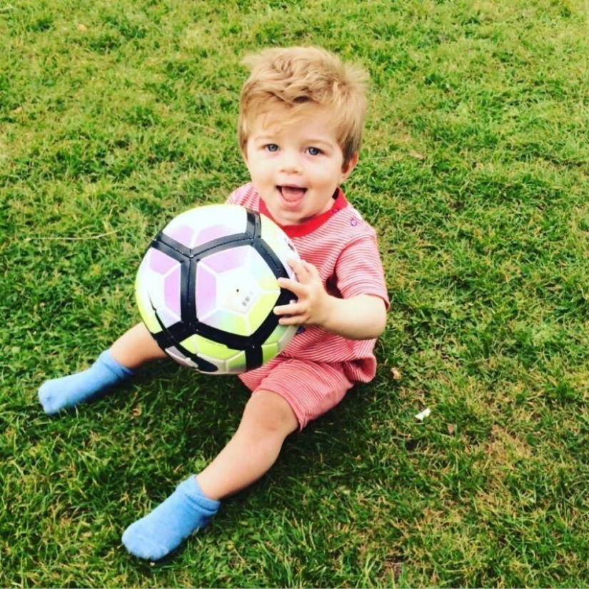 El bebé nació con el cabello grueso. Cómo se ve después de 4 años? El bebé nació con el cabello grueso. Cómo se ve después de 4 años?