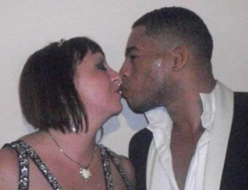 El Británico gastado todo mi dinero en un joven amante y ahora vive en una choza en la isla, incapaces de volar a casa