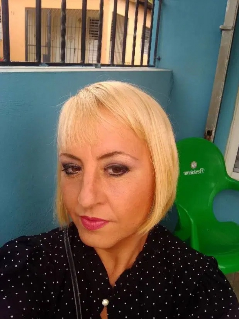 El Británico gastado todo mi dinero en un joven amante y ahora vive en una choza en la isla, incapaces de volar a casa