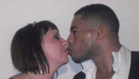 El Británico gastado todo mi dinero en un joven amante y ahora vive en una choza en la isla, incapaces de volar a casa