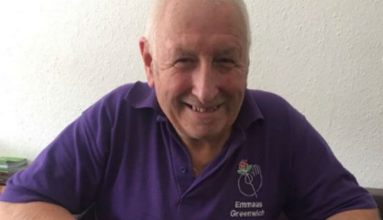 El Británico se alejó de la mujer pendenciera del bosque y ahora está completamente feliz