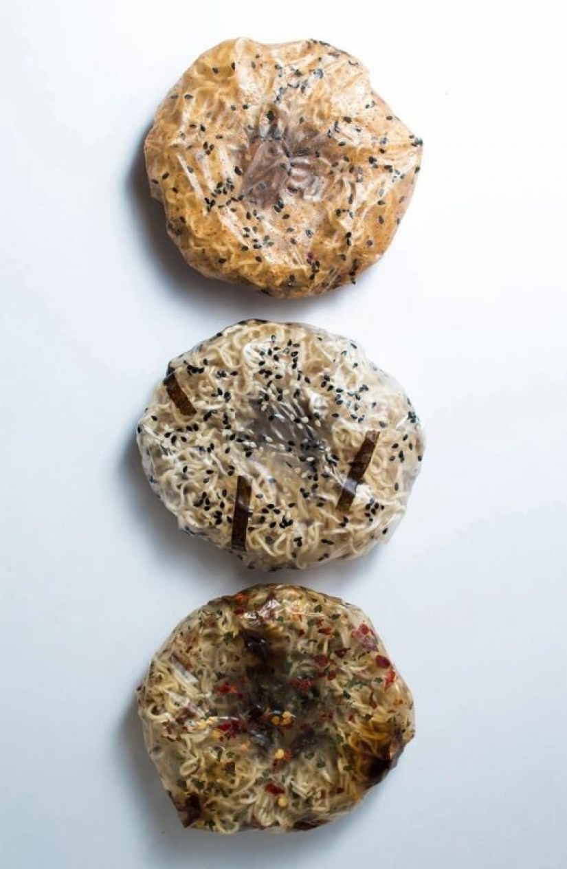 El estudiante comestible envasado para los fideos, que transformirovalsya en la salsa