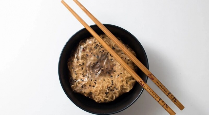 El estudiante comestible envasado para los fideos, que transformirovalsya en la salsa
