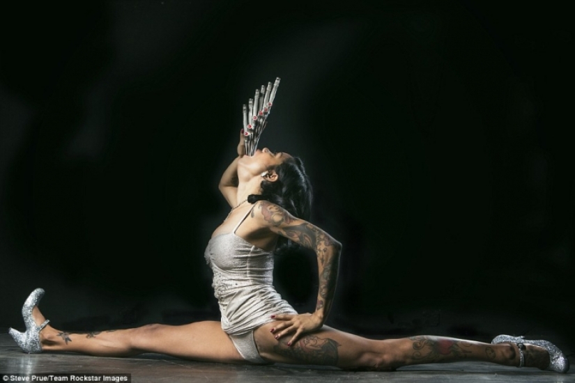 El ex Mormón colegiala se ha convertido en el más inusual espada swallower en el mundo