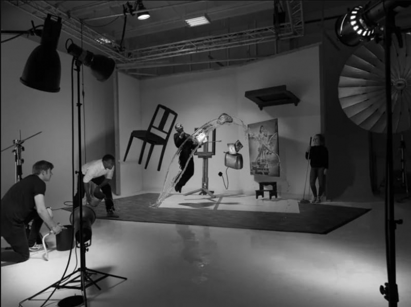 El fotógrafo tomó la icónica foto de Salvador Dalí, en sustitución de los gatos con una tostadora