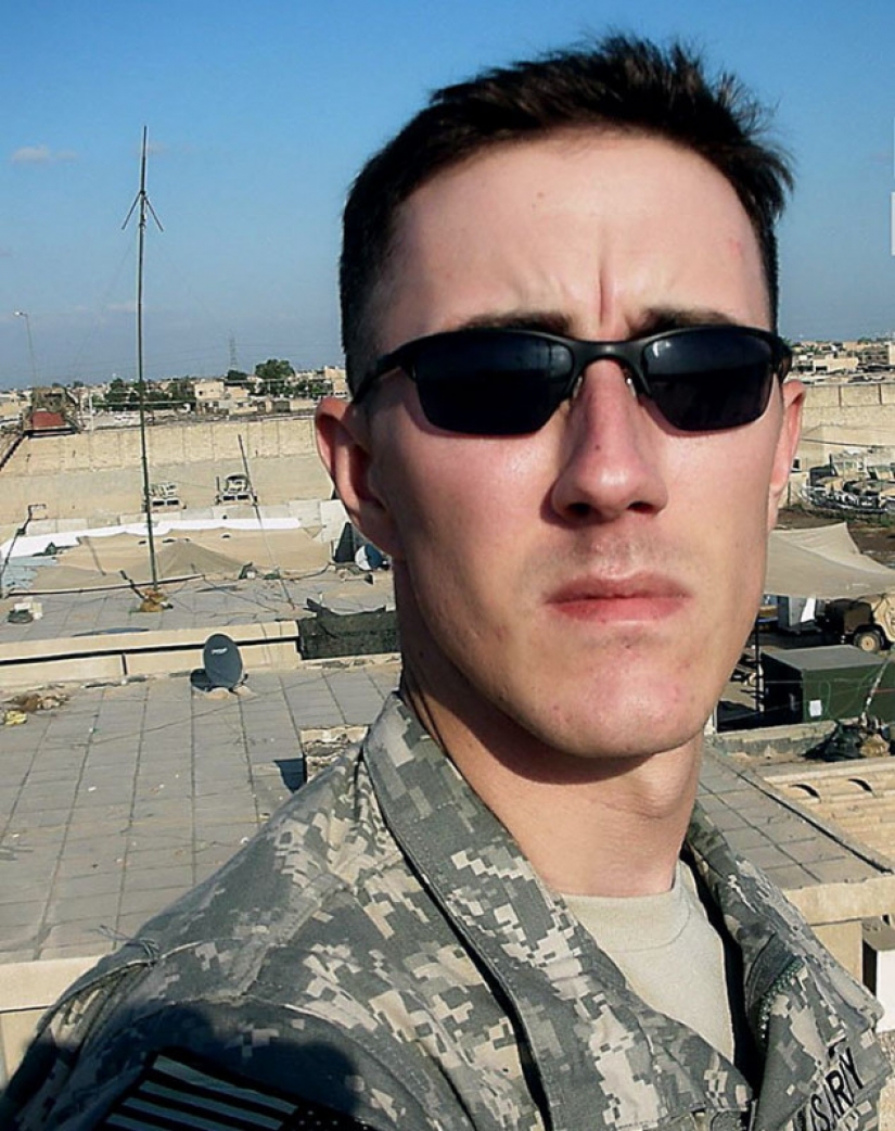 El gato callejero corrió el chico de abajo y le salvó del suicidio El gato callejero corrió el chico de abajo y le salvó del suicidio