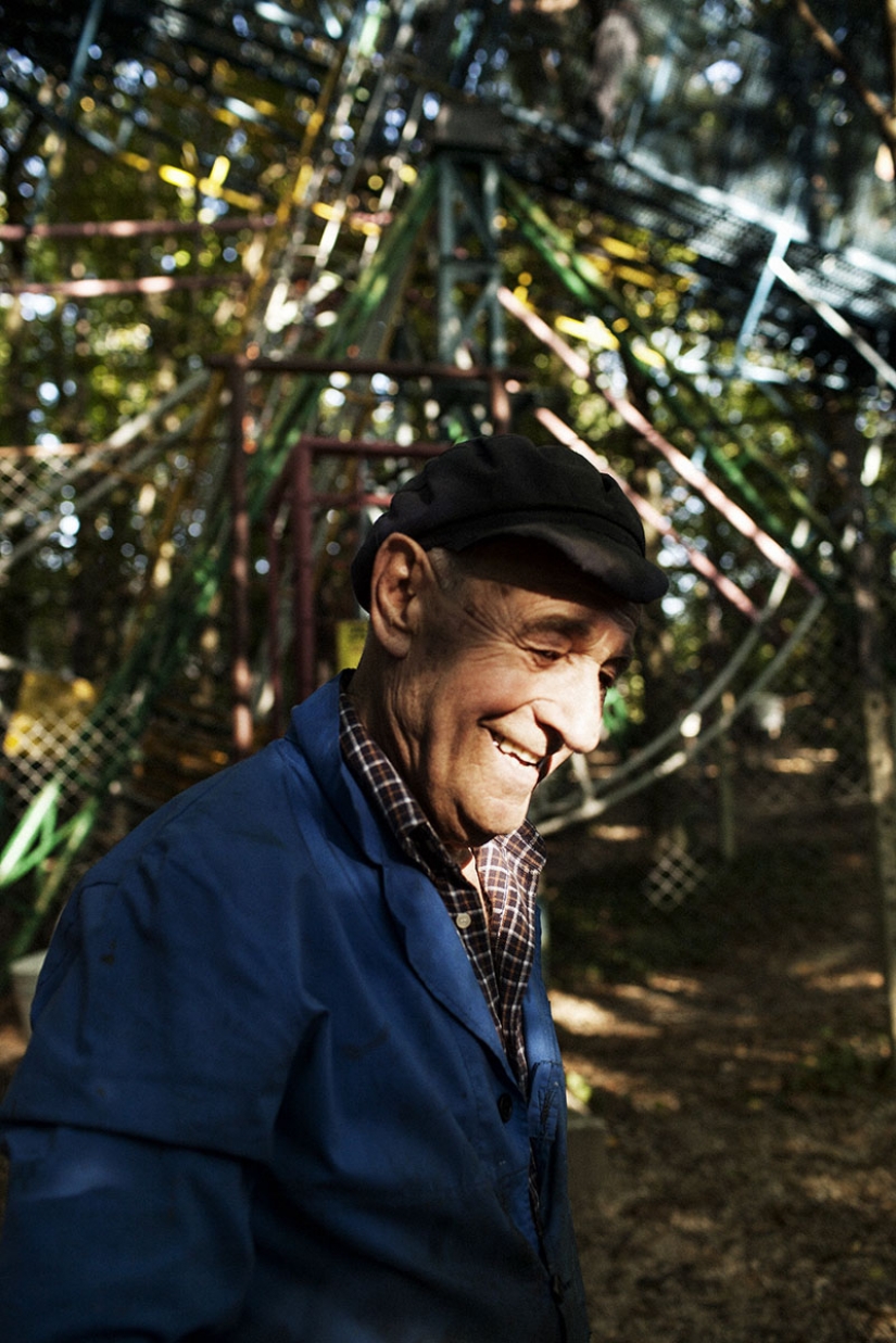 El italiano solitario construido un Parque de diversiones en el bosque