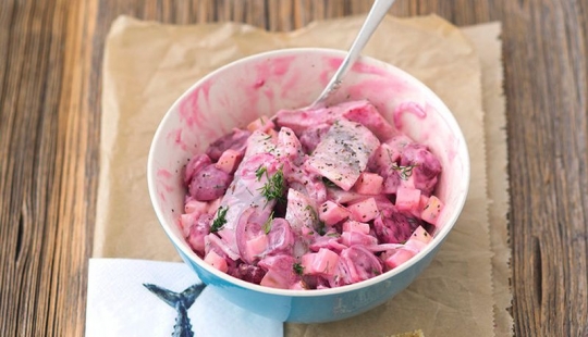 El origen de doctorado de la salchicha y el arenque bajo el abrigo de pieles: 10 inesperado de los hechos acerca de los alimentos conocidos