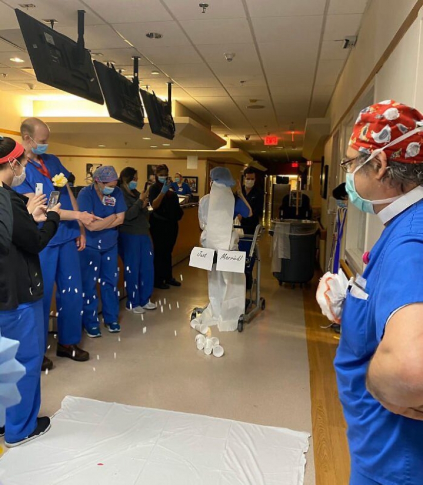 El personal organizó una ceremonia de la boda para sus colegas