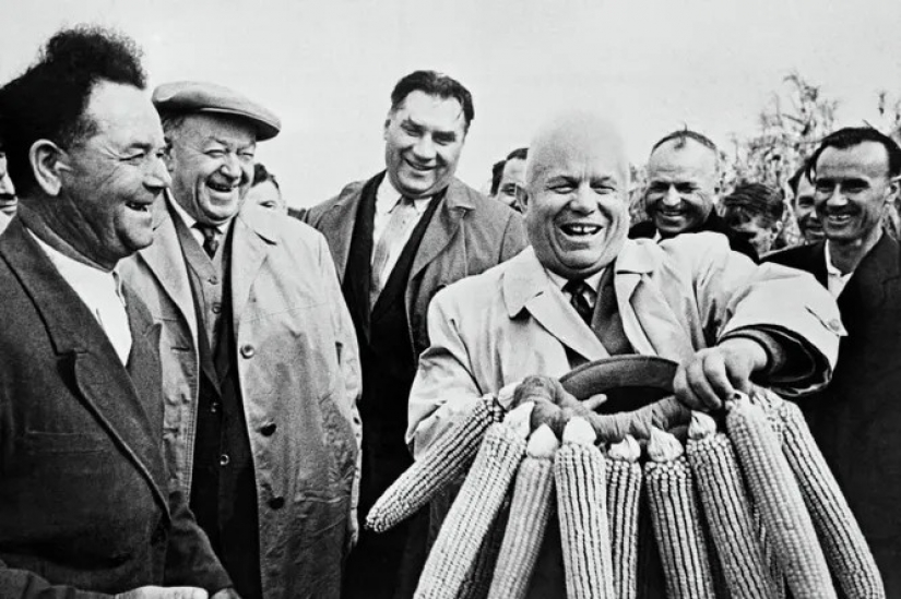 El secreto de vidrio, Bayan Budyonny y el gramófono: cómo celebrar el año Nuevo, los líderes de la Unión Soviética