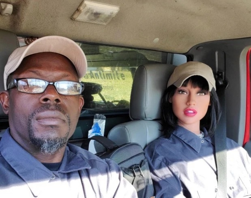 El tercero no es superfluo: la pareja aseguran que el sexo muñeca se había salvado su matrimonio polígamo