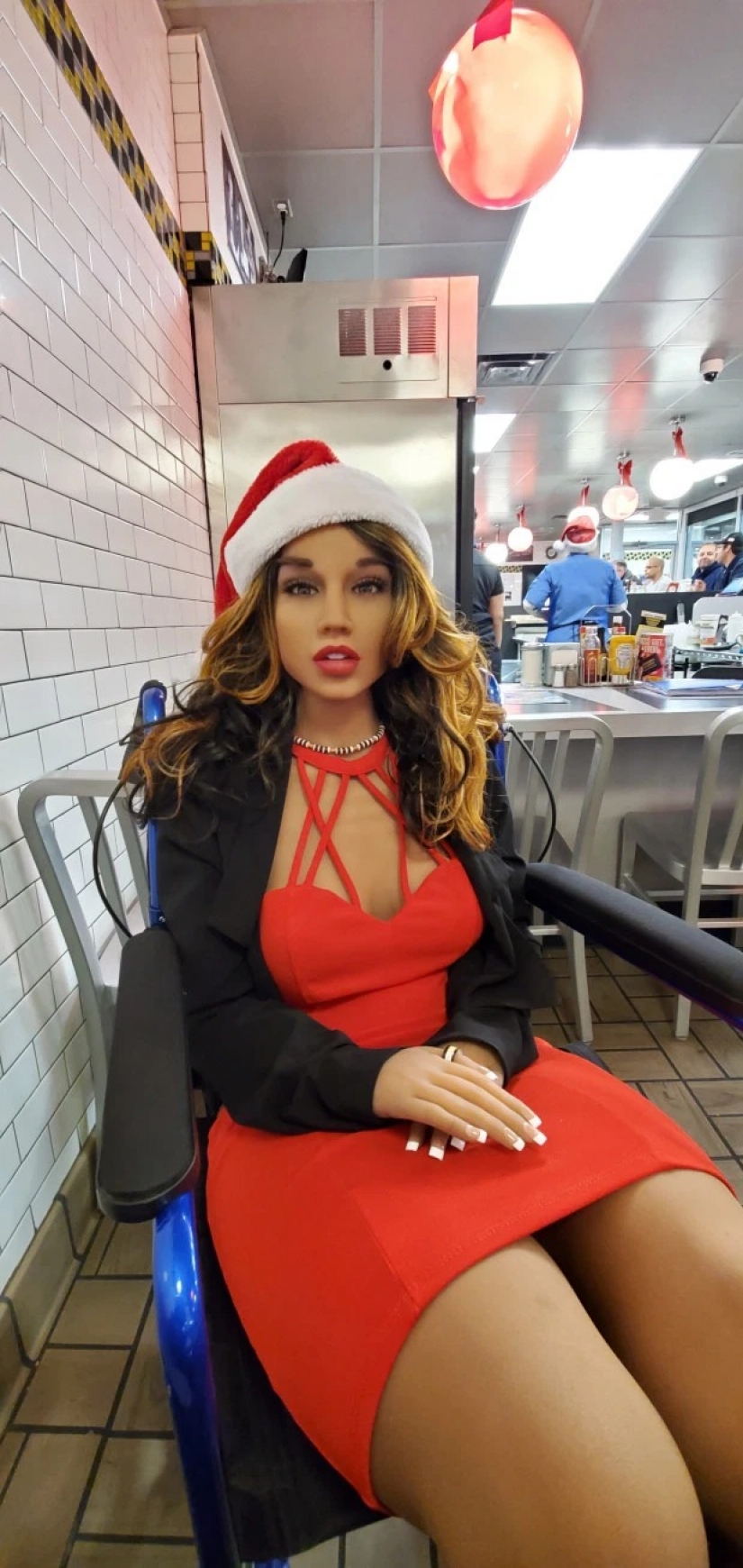 El tercero no es superfluo: la pareja aseguran que el sexo muñeca se había salvado su matrimonio polígamo