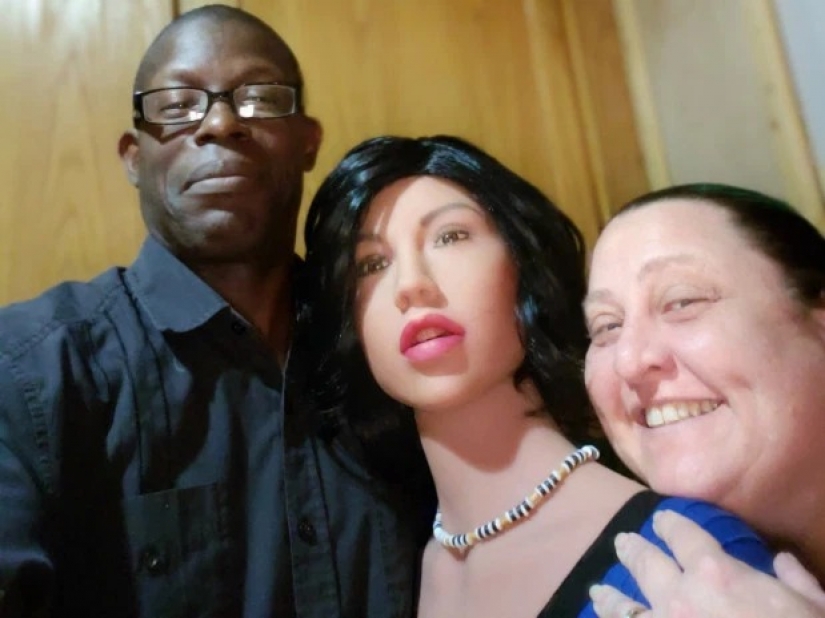 El tercero no es superfluo: la pareja aseguran que el sexo muñeca se había salvado su matrimonio polígamo