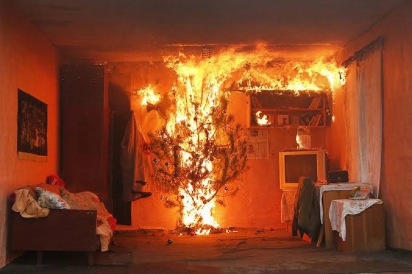 Elochka, Gori! New year's beauty can transform a room into a pile of ashes 23 seconds