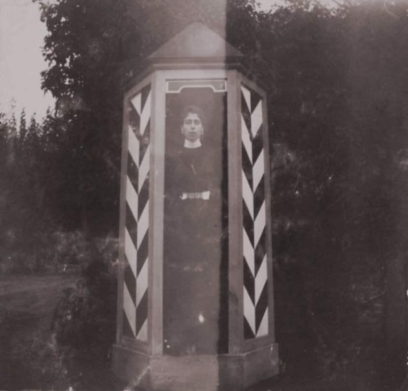 Emperor Nicholas II fooling around with friends on pictures 1899