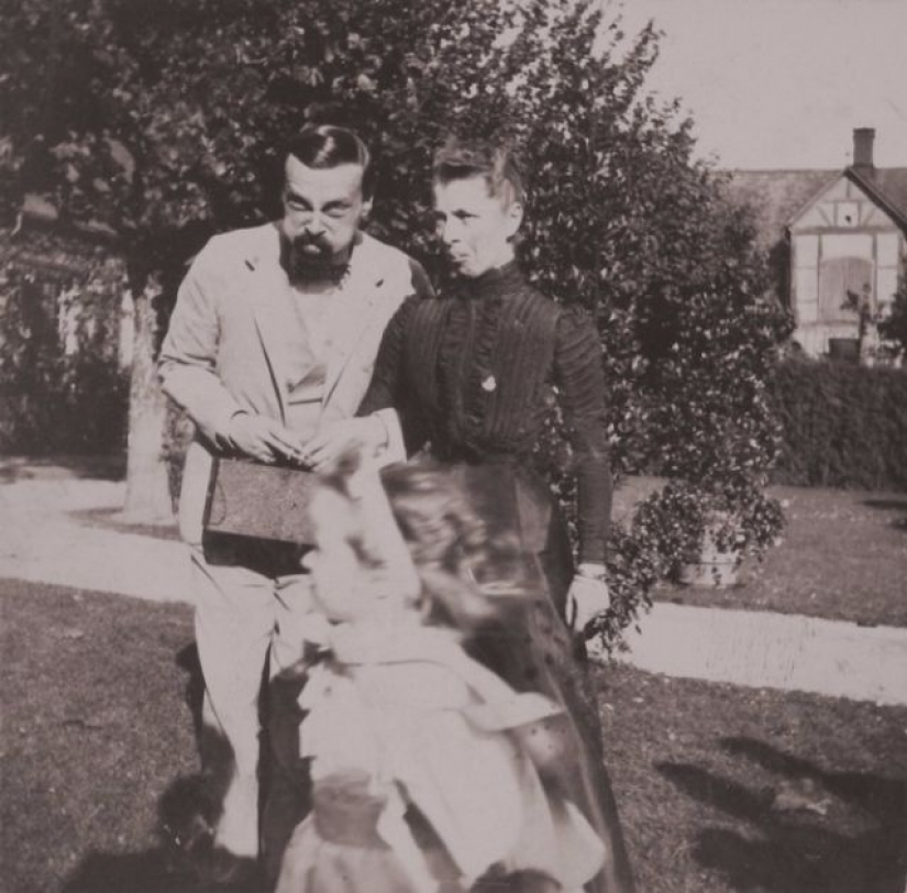 Emperor Nicholas II fooling around with friends on pictures 1899