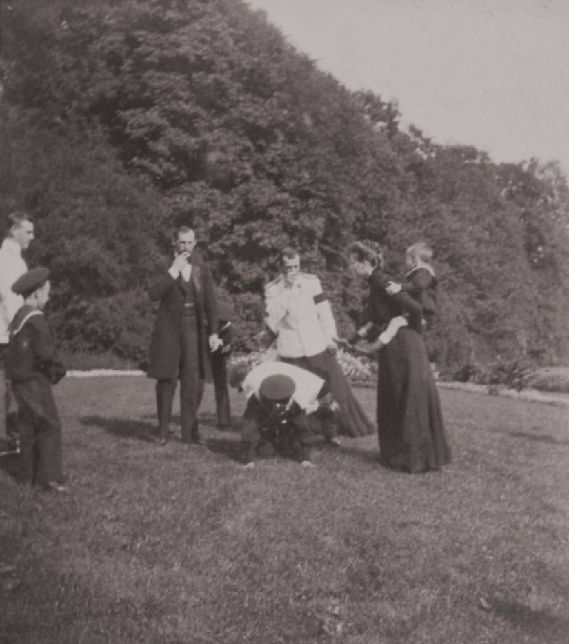 Emperor Nicholas II fooling around with friends on pictures 1899