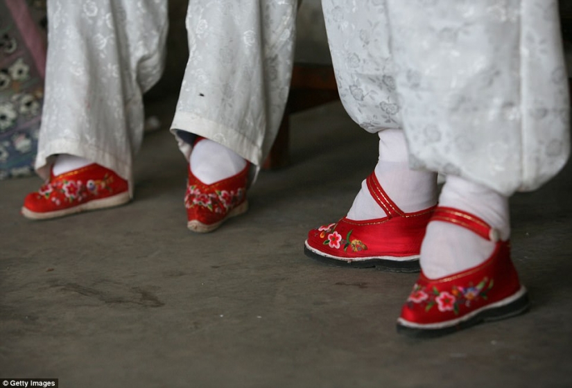 En el pueblo de "los pies vendados" el último de los Chinos que viven las mujeres que sufren de la antigua tradición brutal