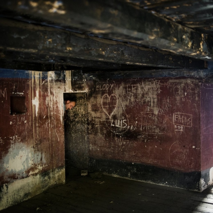 En español, los nudistas y los nuevos agery restaurar el pueblo abandonado