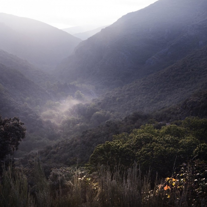 En español, los nudistas y los nuevos agery restaurar el pueblo abandonado