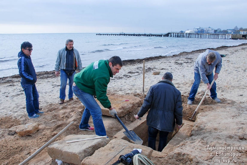 En la playa en la península de Crimea, que se encuentra el griego antiguo enterramiento del siglo III AC