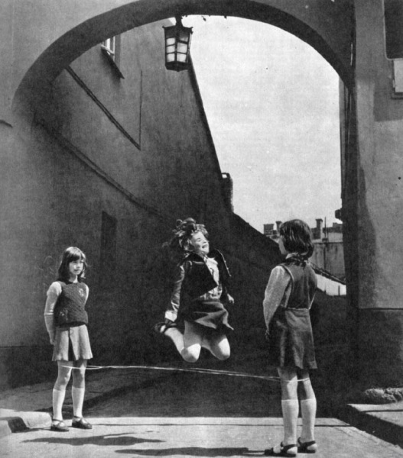 En las olas de la memoria: ¿cómo hemos vivido y jugado en los patios de nuestra infancia