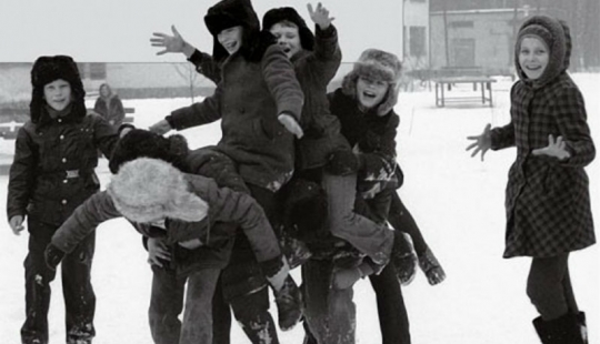 En las olas de la memoria: ¿cómo hemos vivido y jugado en los patios de nuestra infancia