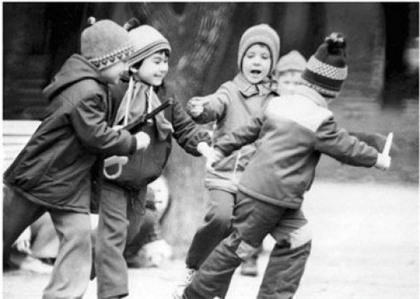 En las olas de la memoria: ¿cómo hemos vivido y jugado en los patios de nuestra infancia